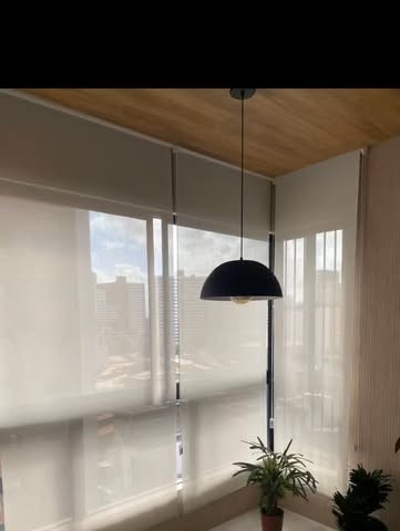Cortina rolô tela solar em sala, instalada pela Cortinas Nordeste