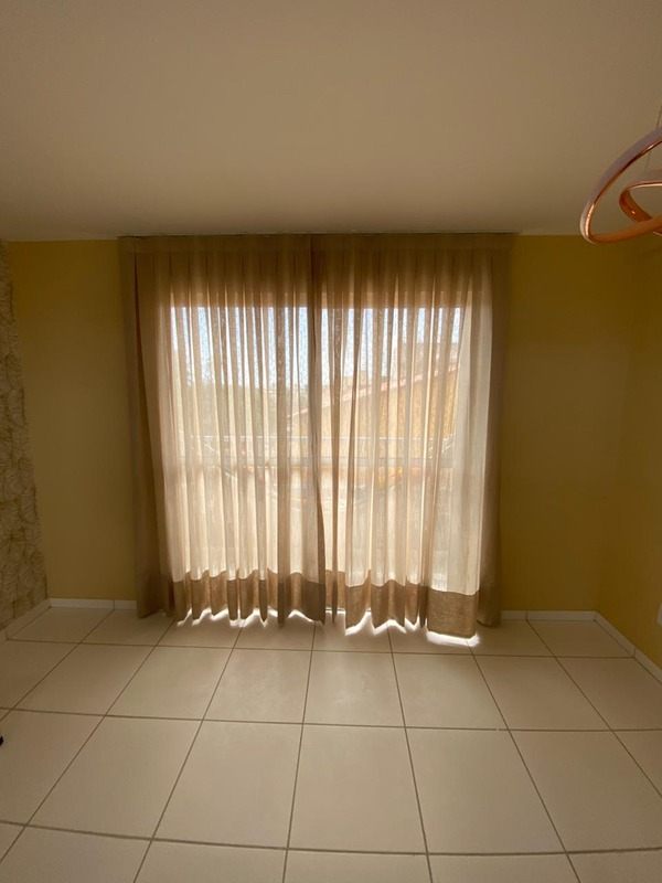 Cortina de tecido em linho na sala, instalada pela Cortinas Nordeste